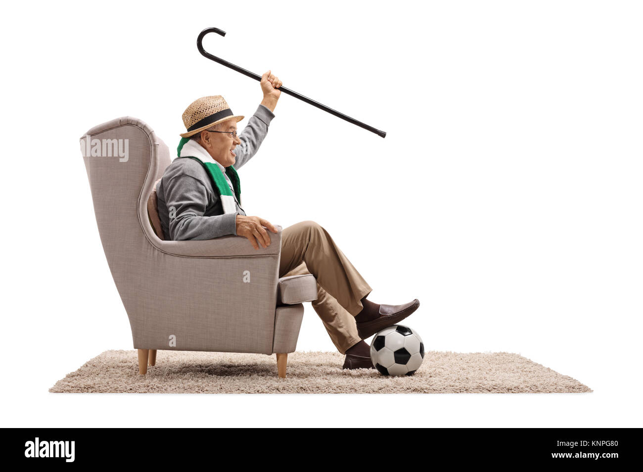 Allegro tifoso di calcio con la canna da zucchero e una sciarpa seduto in poltrona isolati su sfondo bianco Foto Stock