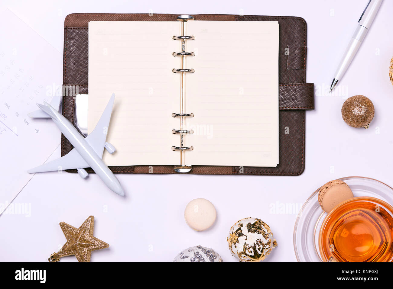 Viaggio concetto di sfondo. Composizione con fotolibro vuoto e accessori da viaggio su sfondo bianco. Foto Stock