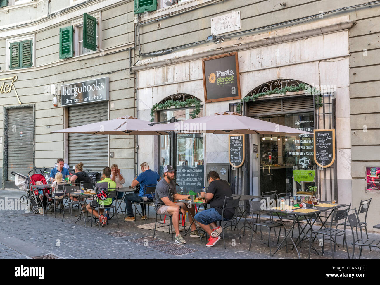 Cafè locale nella città vecchia, Piazza della Meridiana, Genova, liguria, Italy Foto Stock