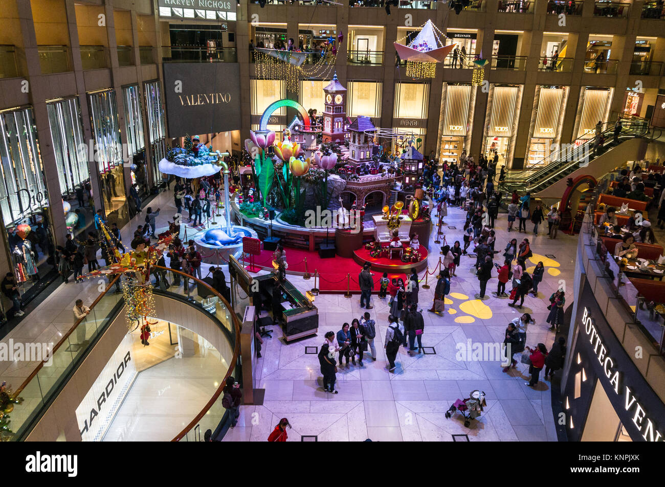 Vistosi display di Natale in un centro commerciale per lo shopping, Landmark Mall, a Hong Kong Foto Stock