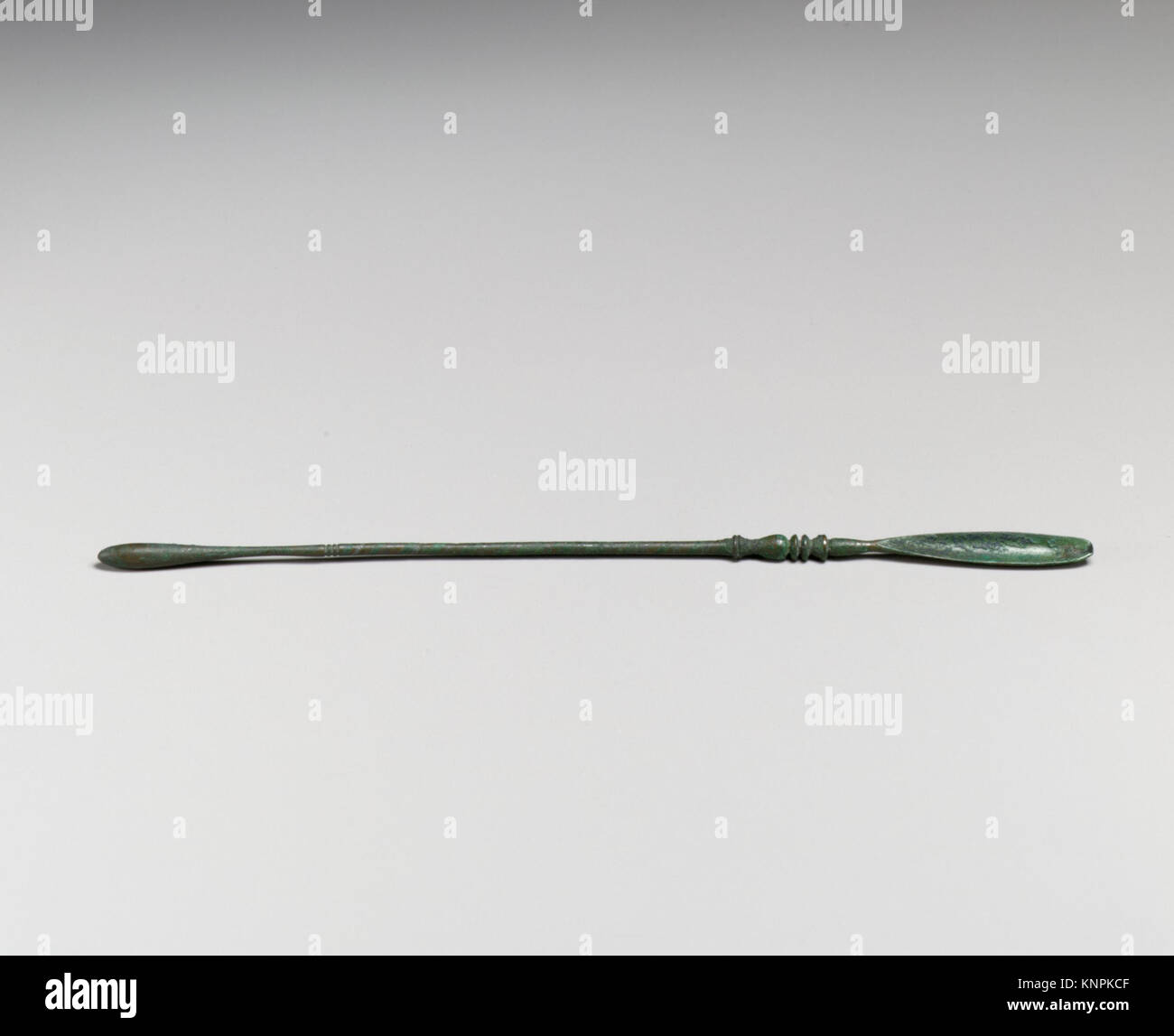 Questa curetta in bronzo, MET DP20655, è uno strumento chirurgico di 3/4 poll., che illustra la progettazione e l'artigianalità degli strumenti medici del periodo. Foto Stock