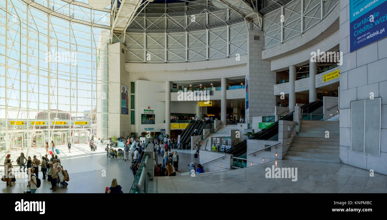 Bella piscina riprese diurne dell aeroporto di Lisbona finestra anteriore sulla luminosa giornata estiva Agosto 2017 Foto Stock