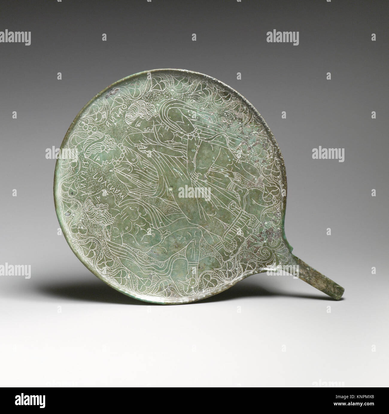 Specchio in bronzo etrusco, ca. 350–300 a.C., misura 9 1/4 x 6 11/16 poll. (23,5 x 17 cm), con superficie riflettente lucida, decorazione incisa, conservata in MET. Foto Stock