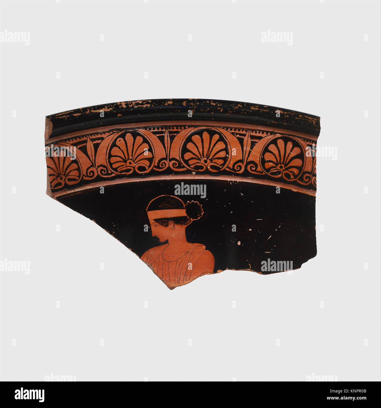 Frammento di calice-krater in terracotta romana, attribuito al Chicago Painter, circa 450 a.C., altezza 4 5/16 poll. (11 cm), lunghezza 3/8" (16,2 cm), utilizzato per mescolare vino e acqua. Foto Stock
