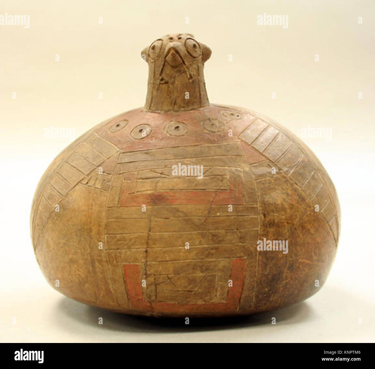 Questa bottiglia in ceramica della cultura di Paracas, risalente al IV-III secolo a.C., presenta un motivo di falco. È stato realizzato utilizzando ceramica e pigmenti, riflettendo le tradizioni artistiche dell'antico Perù. Foto Stock