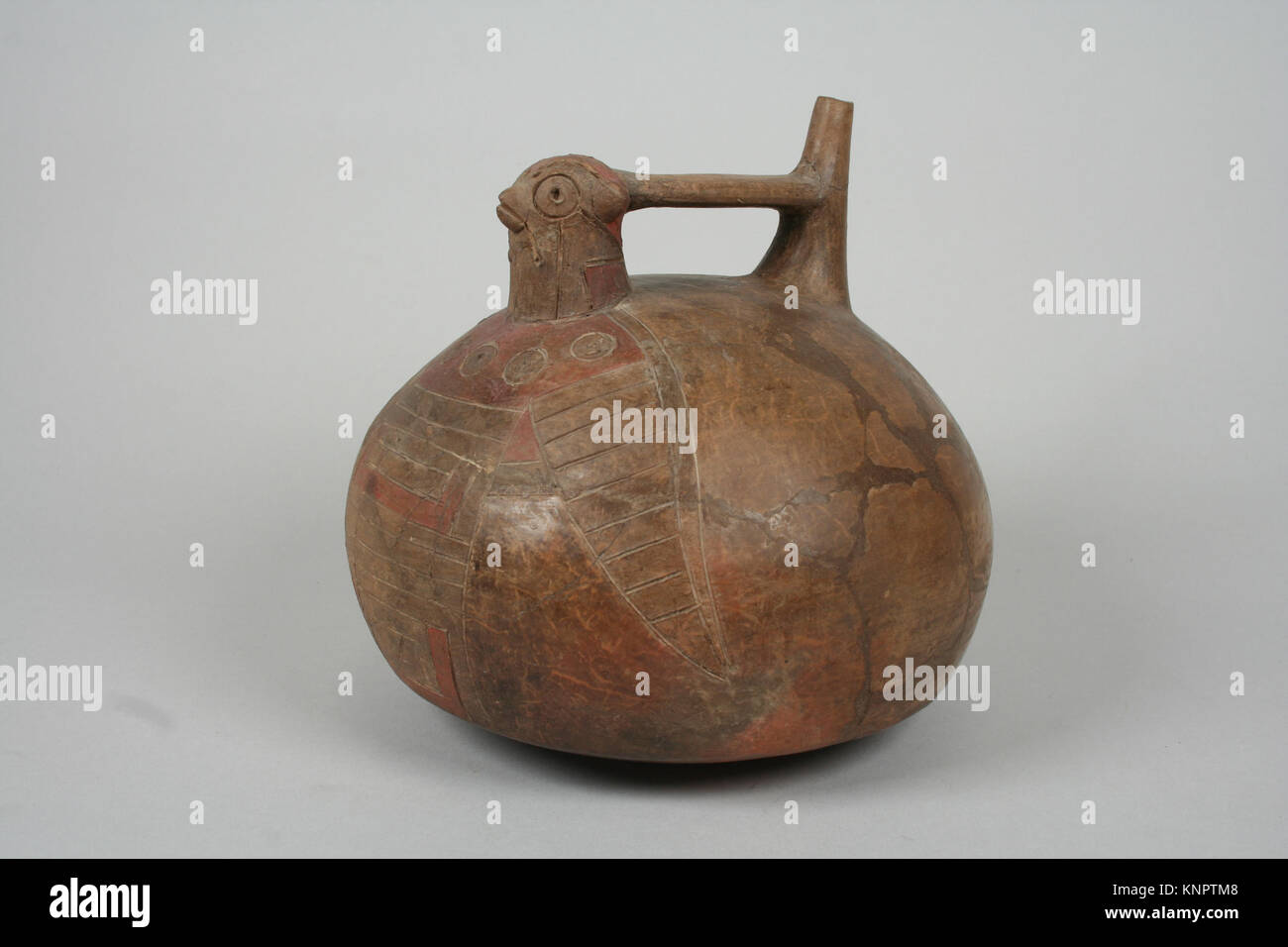 Questa bottiglia in ceramica della cultura di Paracas, risalente al IV-III secolo a.C., presenta un motivo di falco. È stato realizzato utilizzando ceramica e pigmenti, riflettendo le tradizioni artistiche dell'antico Perù. Foto Stock