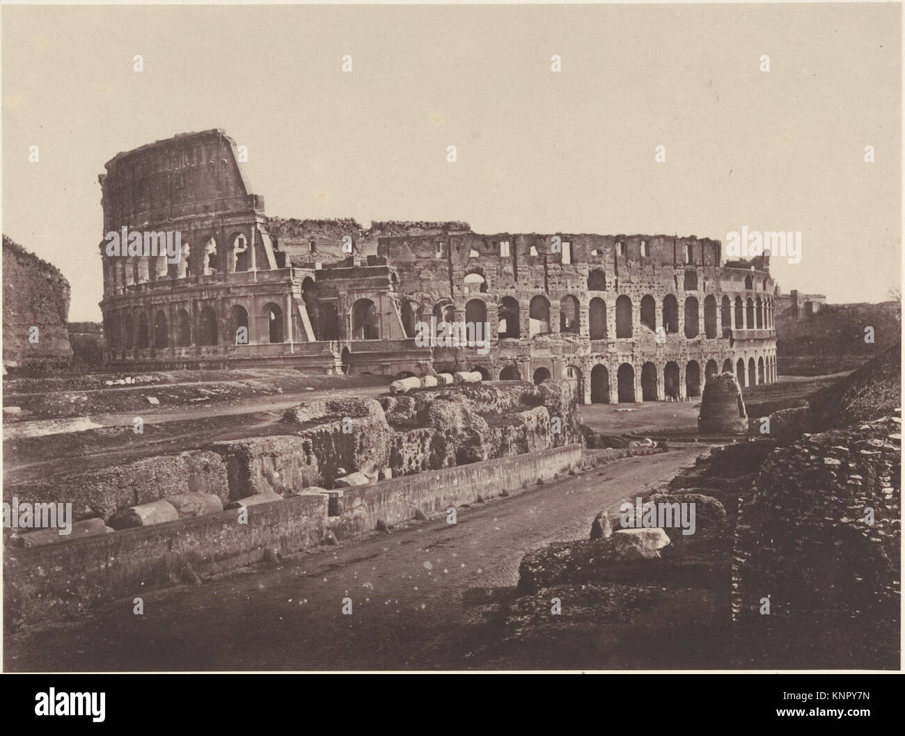 Colosseo di Roma, anfiteatro romano con archi, gradini di posti a sedere e struttura ellittica utilizzata per spettacoli ed eventi pubblici. Foto Stock