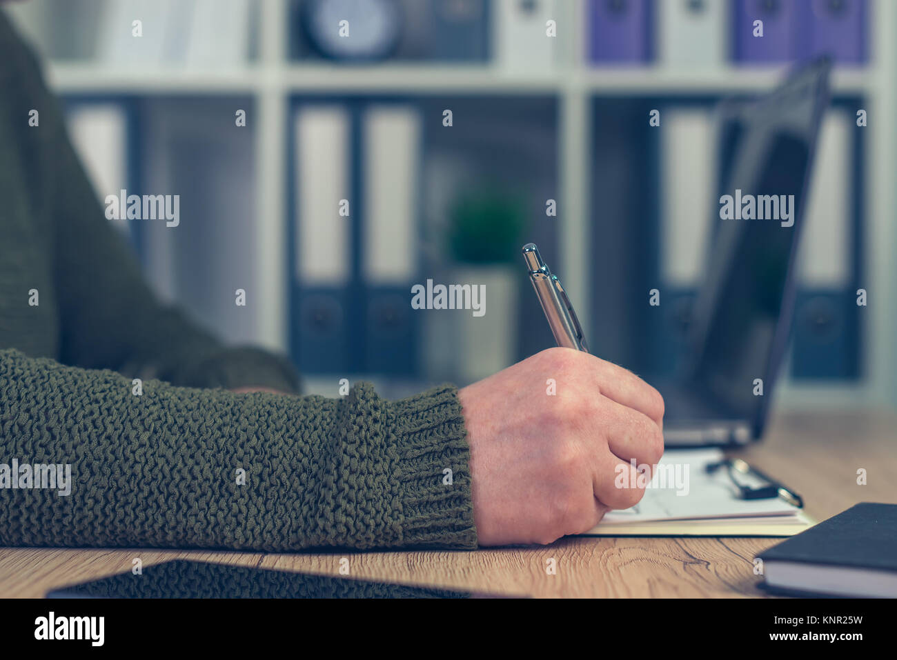 Imprenditore femmina facendo start up documenti aziendali in home office interno Foto Stock