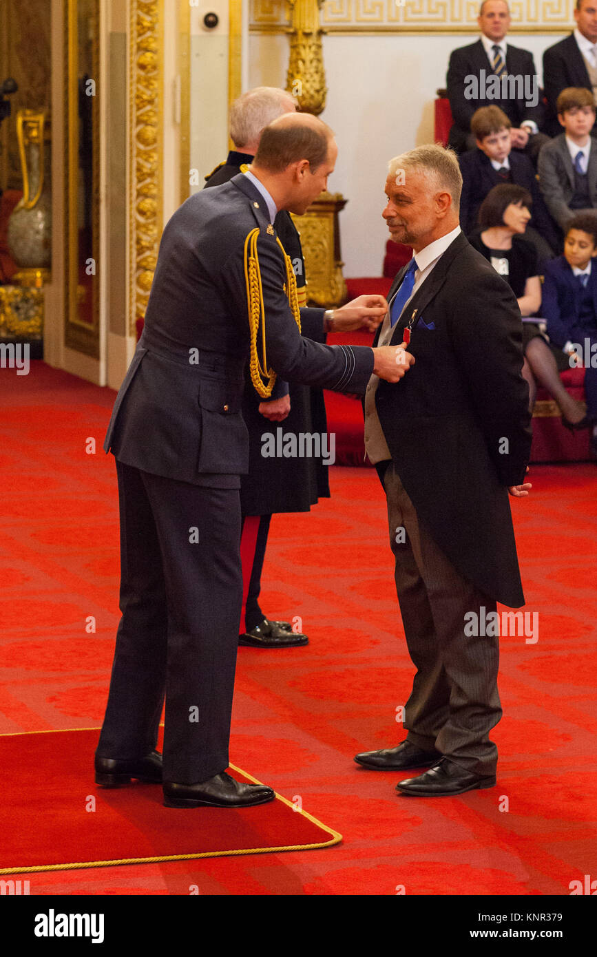 Il sig. Brian Noble da Bingley è realizzato un MBE (membro dell'ordine dell'Impero Britannico) dal duca di Cambridge a Buckingham Palace. Foto Stock