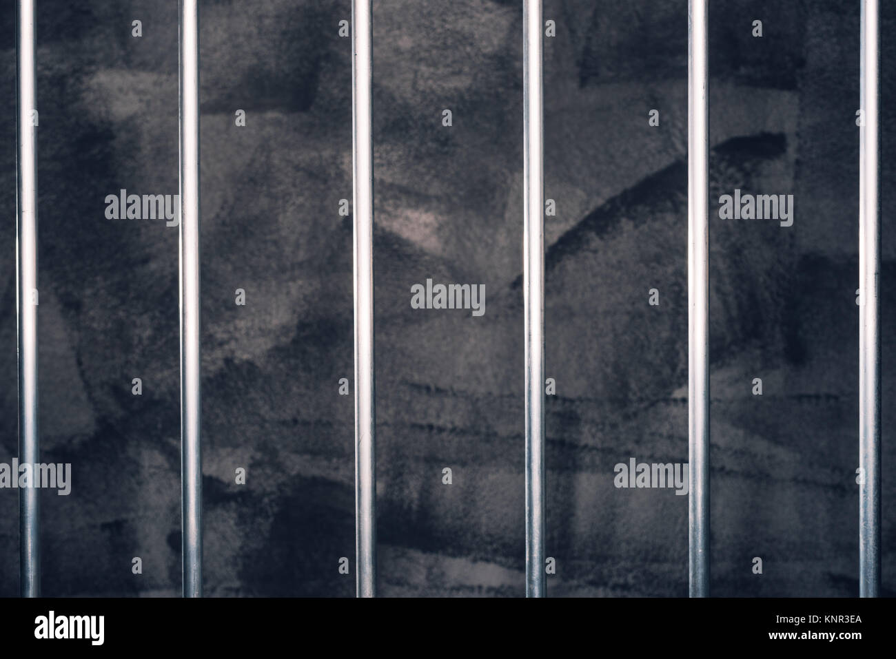 Barre di prigione, vuota prigione oscura cella come sfondo concettuale per il Crimine e punizione Foto Stock