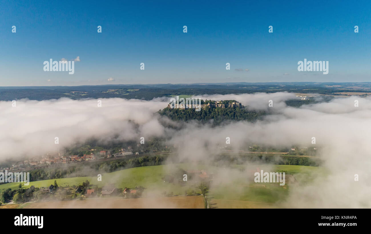 Germania. Svizzera sassone. Vista aerea su Koenigstein fortezza di mattina con una nebbia nella valle del fiume Elba Foto Stock