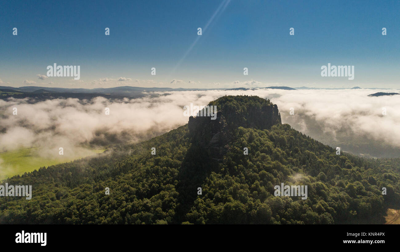 Germania. Svizzera sassone. Vista aerea su Lilienstein in sassone di mattina con una nebbia nella valle del fiume Elba Foto Stock