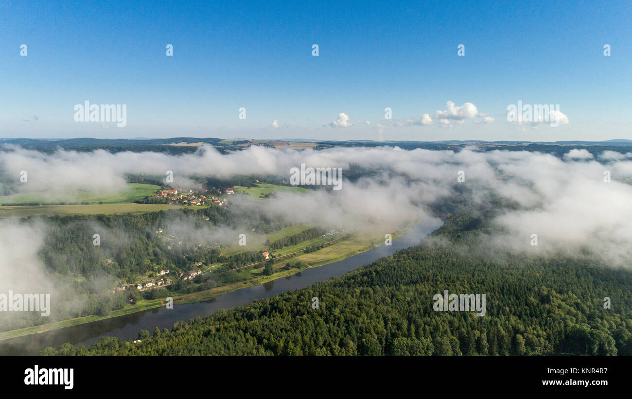 Germania. Svizzera sassone. Vista aerea su Rathen in sassone di mattina con una nebbia nella valle del fiume Elba, Germania. Foto Stock