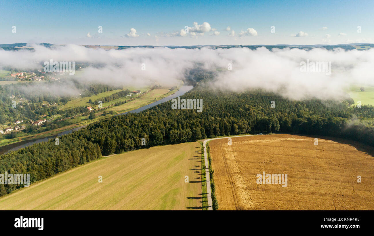 Germania. Svizzera sassone. Vista aerea su Rathen in sassone di mattina con una nebbia nella valle del fiume Elba, Germania. Foto Stock