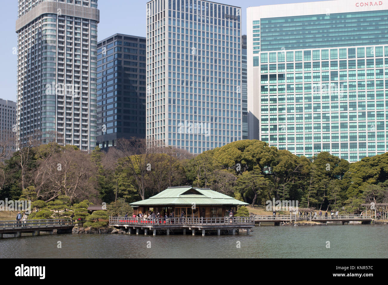 Un tradizionale giapponese del tè casa di Hamarikyu giardini circondati da città grattacieli, un parco pubblico di Chūō, Tokyo, Giappone. Foto Stock