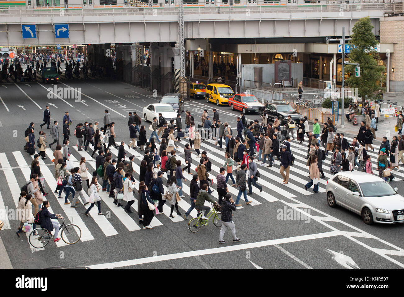 Un scramble attraversamento stradale a Tokyo Foto Stock