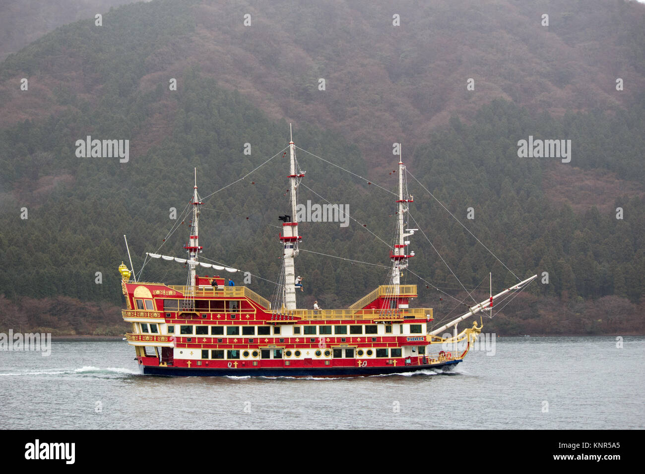 Pirata nave turistica in una nebbiosa Lago Hakone in Giappone Foto Stock