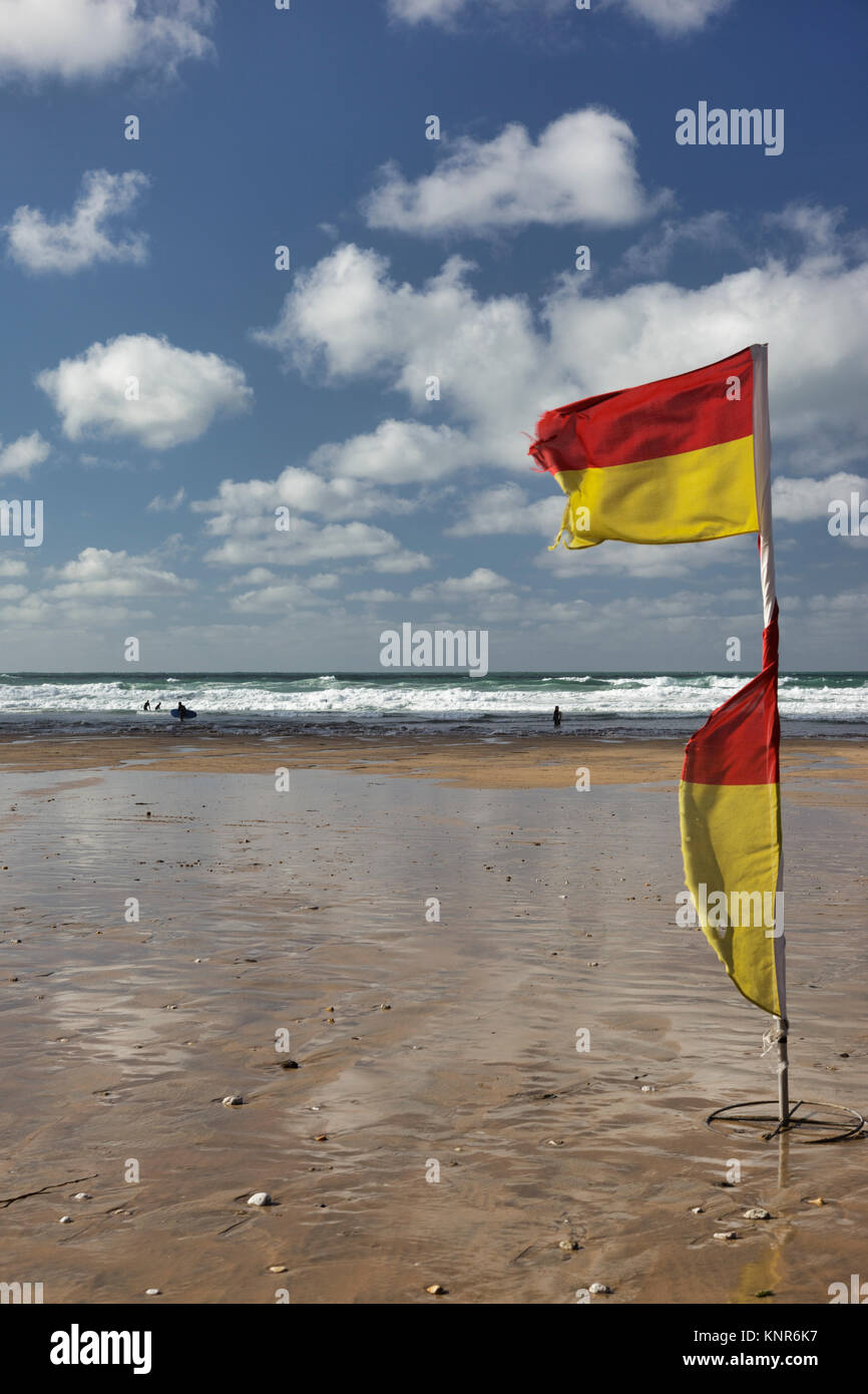 Bagnino bandiere di sicurezza sulla famosa spiaggia di surf a Fistral in Newquay, Cornwall, Inghilterra Foto Stock