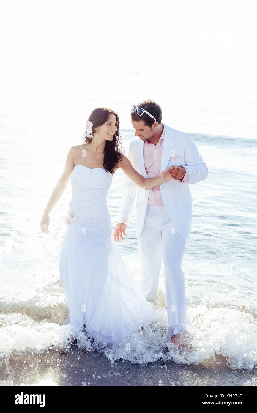 Brautpaar am Strand auf Ibiza, Spanien - coppia di sposi in spiaggia, Ibiza, Spagna Foto Stock