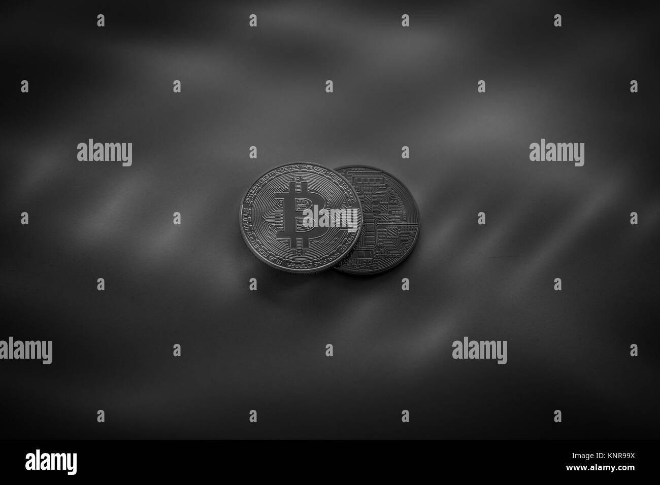 Argento e monete d'oro sono un po' di una moneta. in bianco e nero del concetto. Moneta virtuale. Valuta Crypto Foto Stock