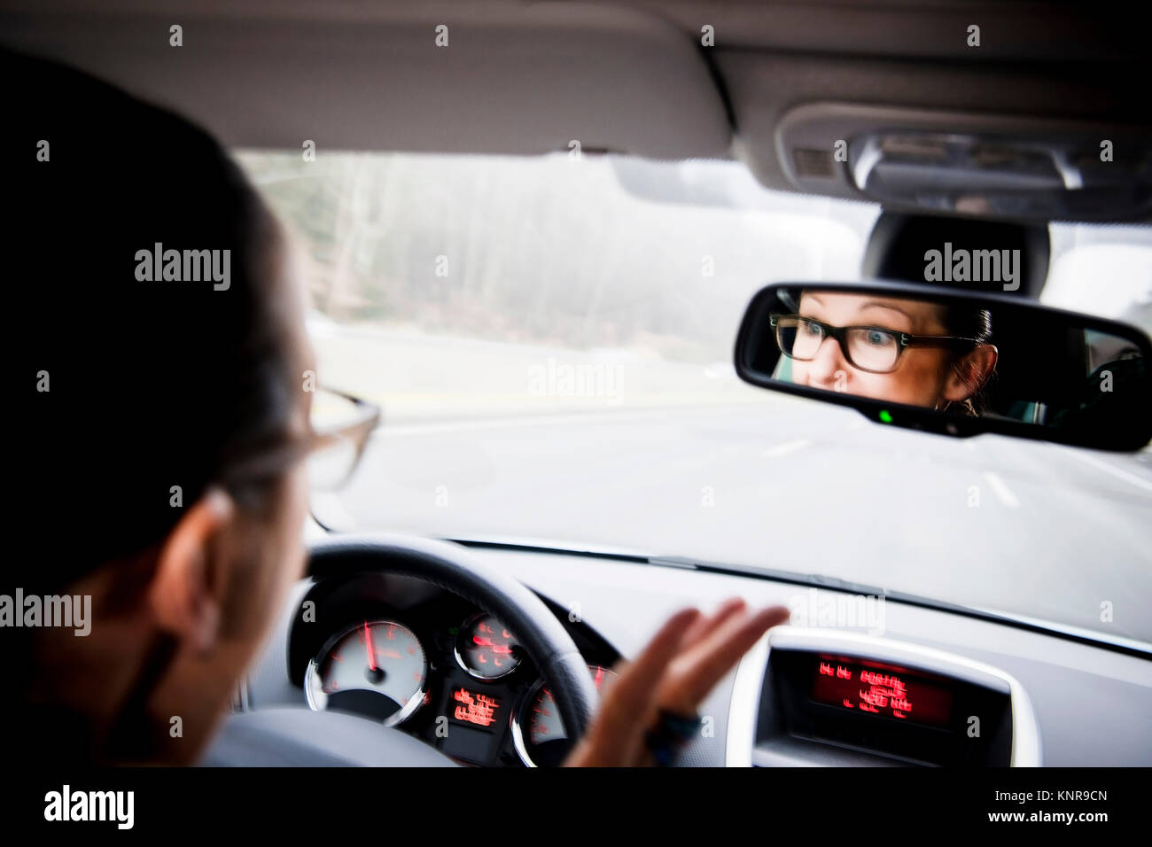 Frau aergert sich waehrend der Autofahrt - arrabbiato auto conducente Foto Stock