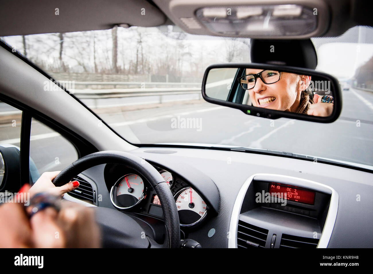 Frau aergert sich waehrend der Autofahrt - arrabbiato auto conducente Foto Stock