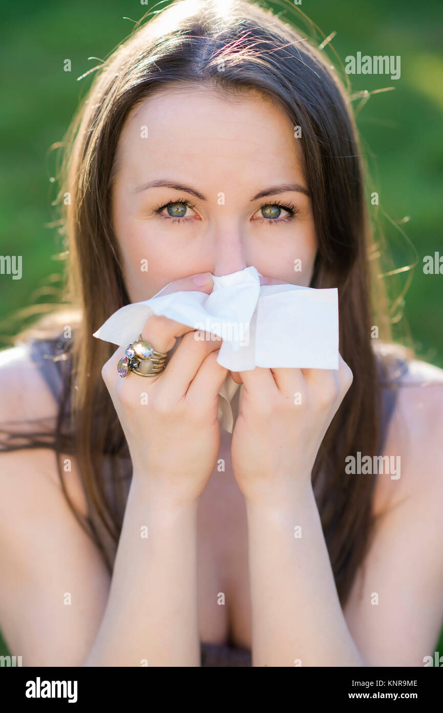 Junge Frau mit Pollenallergie - donna con allergia da polline in primavera Foto Stock
