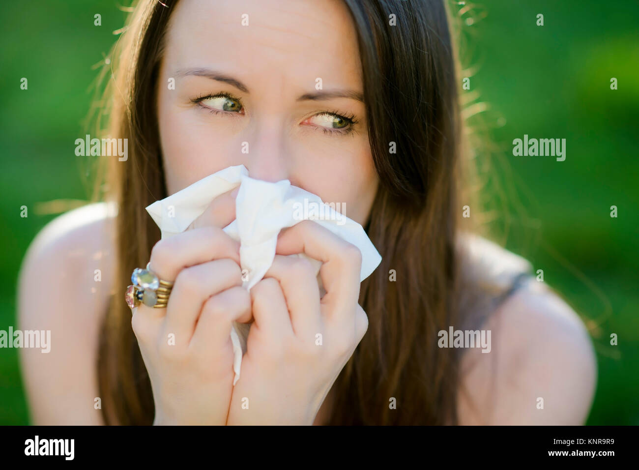 Junge Frau mit Pollenallergie - donna con allergia da polline in primavera Foto Stock