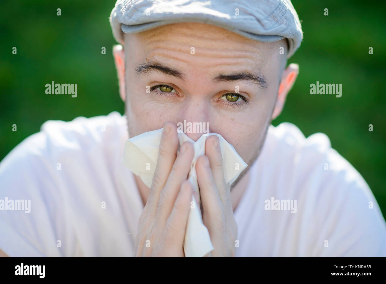 Mann mit Pollenallergie - uomo con allergia da polline in primavera Foto Stock