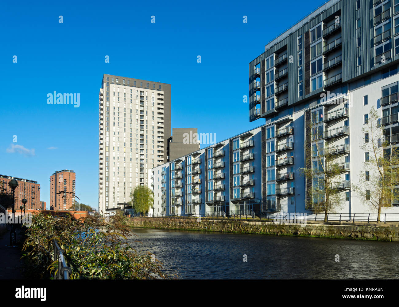 Il Reggente e le vie la costruzione di blocchi di appartamenti sul fiume Irwell, Manchester, Regno Unito Foto Stock