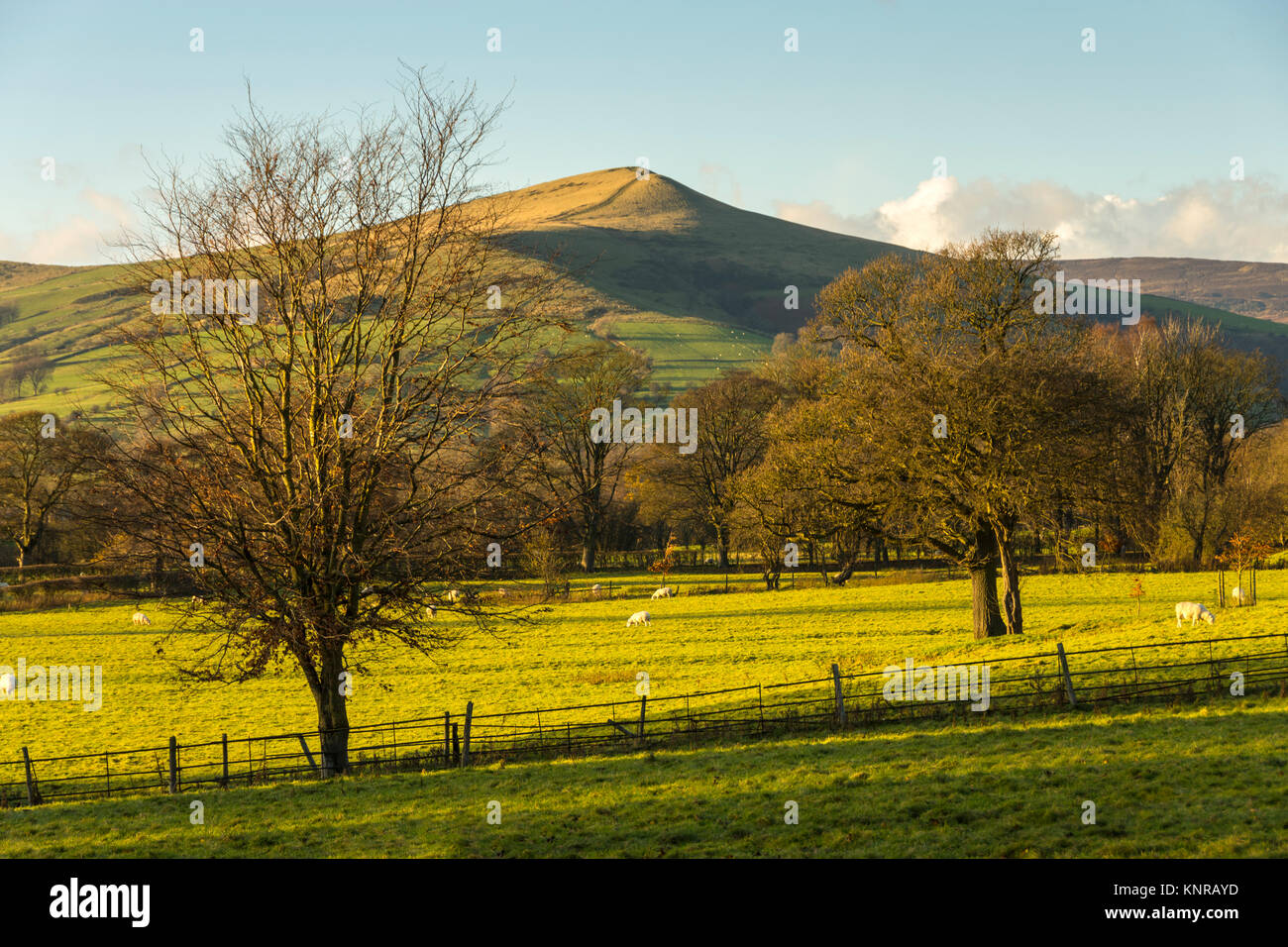 Perdere la collina attraverso la valle di speranza dal vicino a Aston, sopra il villaggio della speranza. Il Peak District, Derbyshire, England, Regno Unito Foto Stock