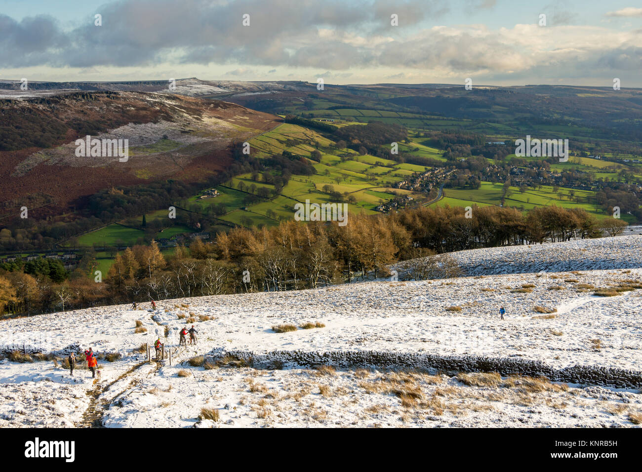 Bamford Edge e il Derwent Valley dal vertice di Win Hill, Peak District, Derbyshire, England, Regno Unito Foto Stock