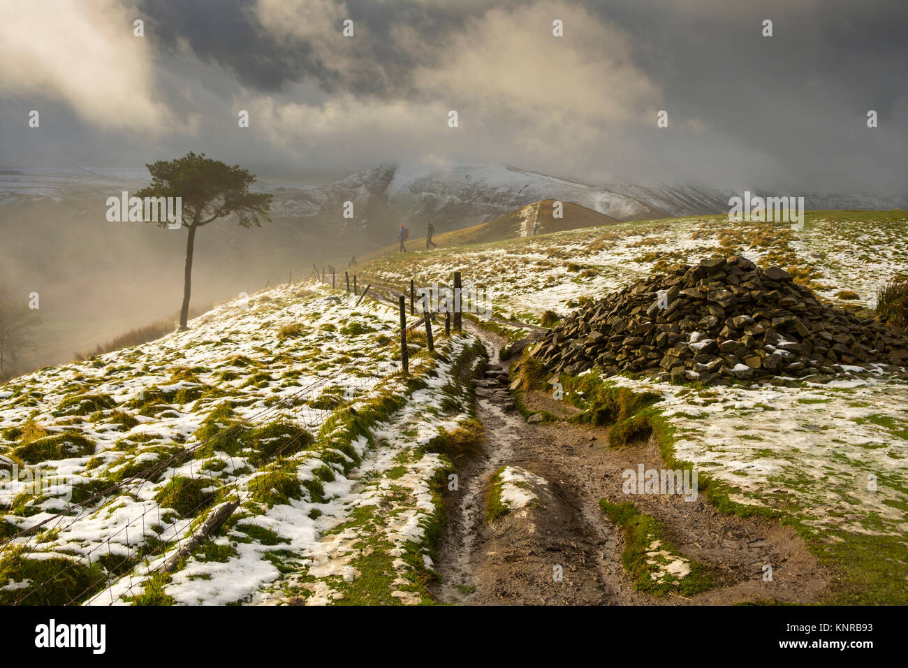 Gli scuotipaglia e il Tumulo sul retro Tor poco dopo un violento acquazzone era passato. Il Peak District, Derbyshire, Inghilterra, Regno Unito. Mam Tor in cloud in distanza. Foto Stock