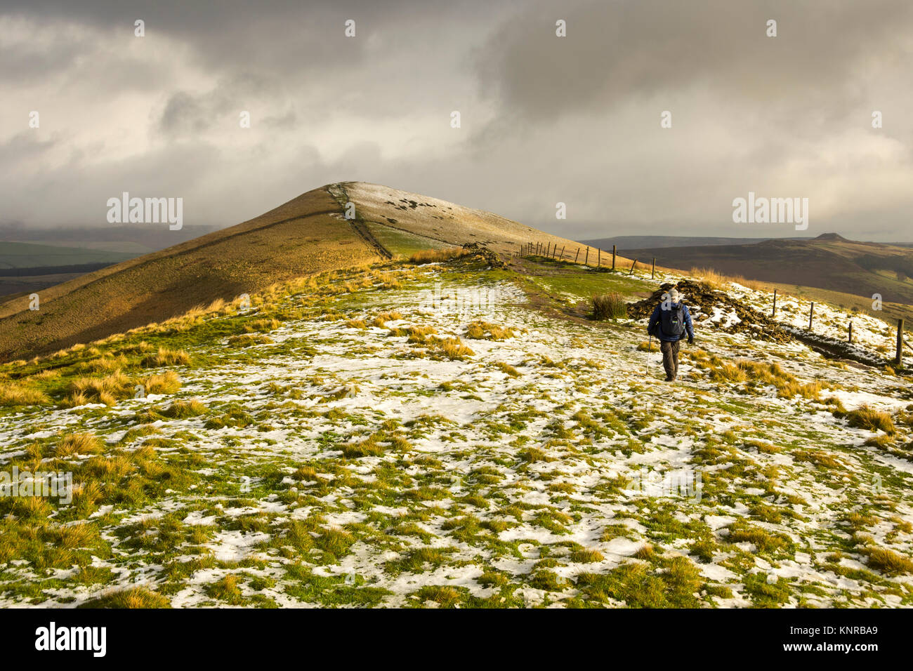 Un viandante sul retro Tor in direzione di perdere la collina. Il Peak District, Derbyshire, Inghilterra, Regno Unito. Foto Stock