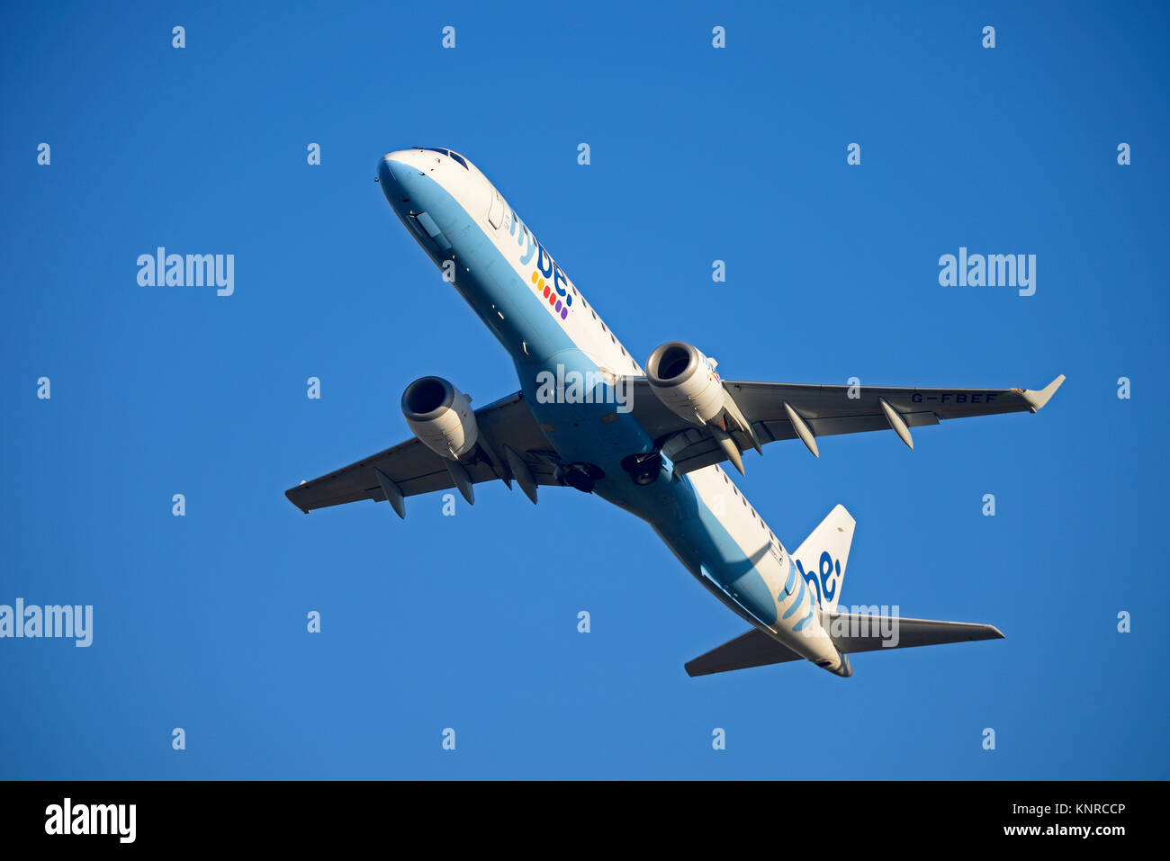 Flybe Embraer 195 aereo di linea G-FBEF decolla dall'aeroporto Southend di Londra, Essex, Regno Unito. Cielo blu Foto Stock