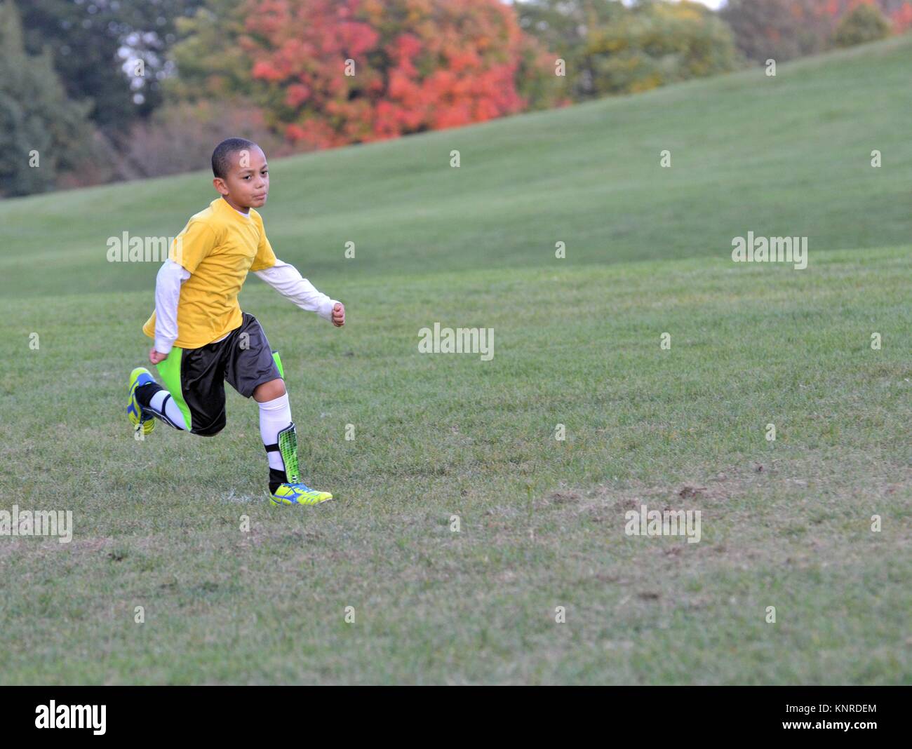 Giocatore di calcio in esecuzione Hard Foto Stock