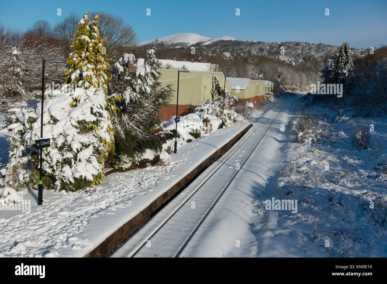 Coperta di neve dalla stazione ferroviaria di Colwall, Herefordshire, con il Worcestershire Beacon in background Foto Stock