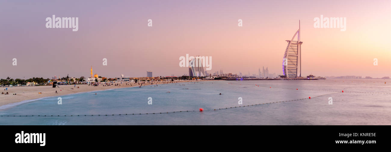 Vista panoramica della spiaggia di Jumeirah e mondo il famoso Burj Al Arab hotel al tramonto Foto Stock