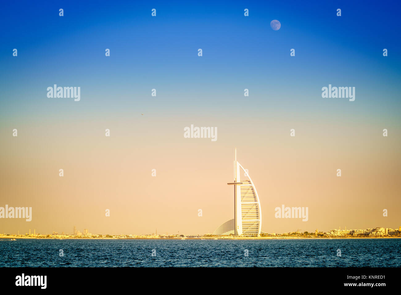 Dubai, UAE, 12 Novembre 2016: la luna è in aumento su Burj Al Arab - il mondo solo 7 stelle lusso Foto Stock