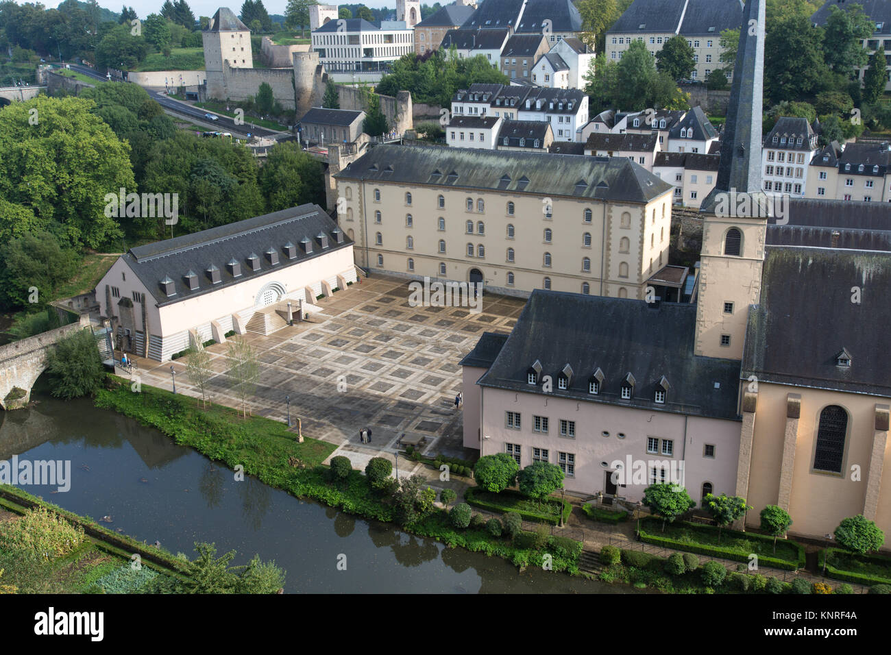 Città Luxemburg, Lussemburgo. Vista pittoresca del fiume Alzette con la chiesa di San Giovanni al Grund in primo piano. Foto Stock