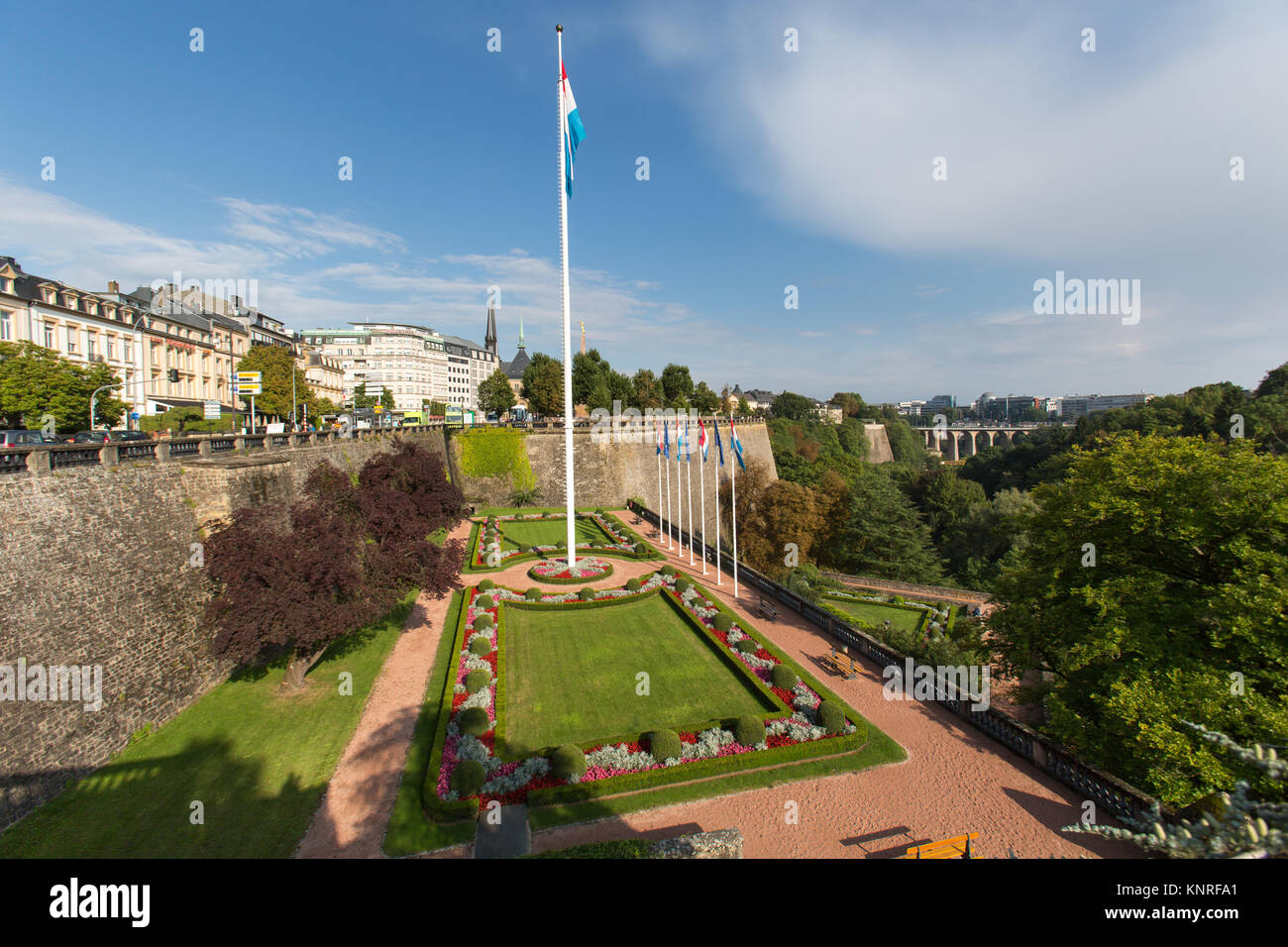 Città Luxemburg, Lussemburgo. Vista pittoresca dei giardini di Piazza della Costituzione, con il monumento du souvenir in background. Foto Stock