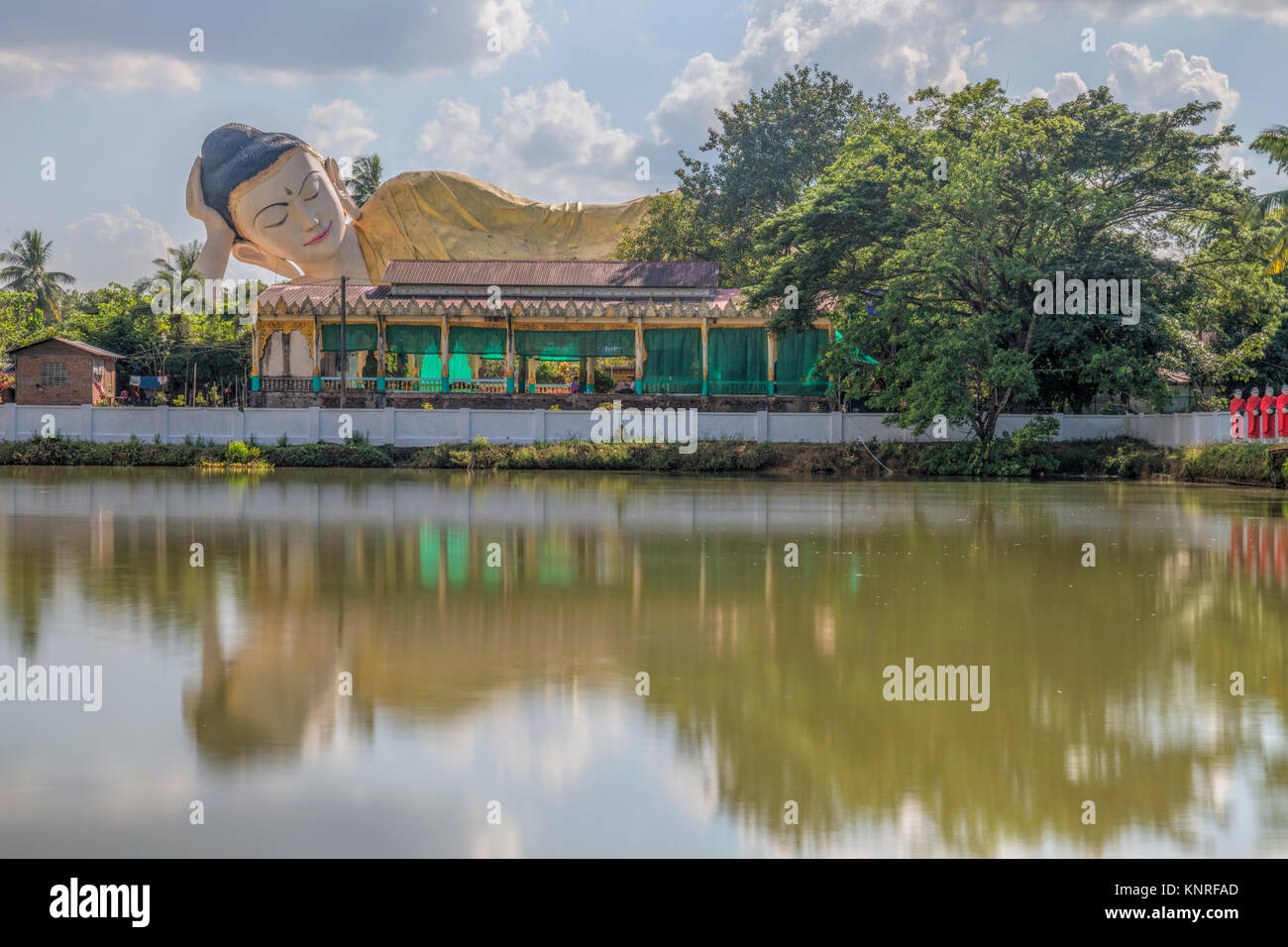 Mya Tha Lyaung Buddha Reclinato, Bago, Myanmar, Asia Foto Stock