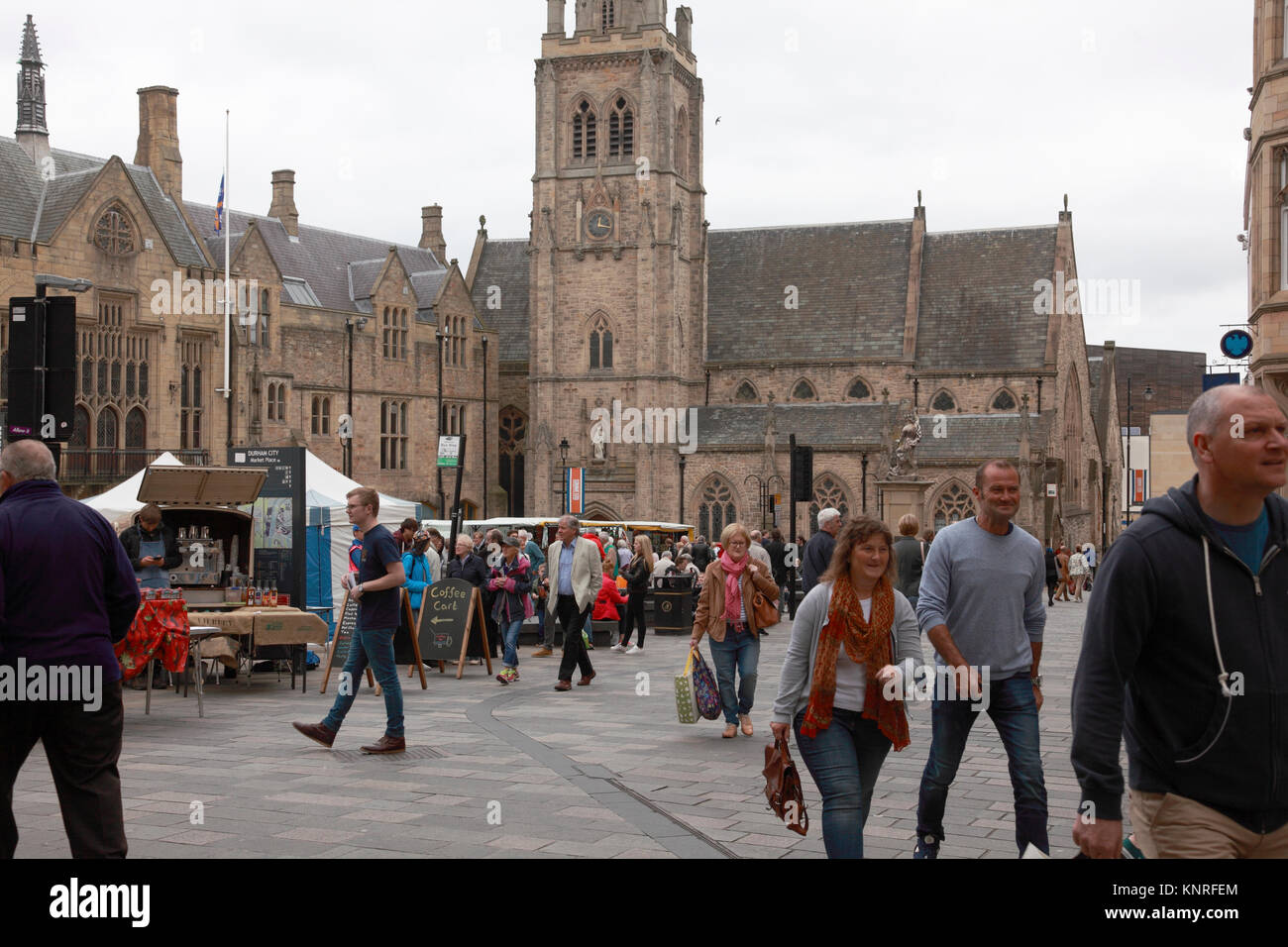 L'outdoor al mercato del sabato in luogo di mercato, Durham, occupato con acquirenti Foto Stock