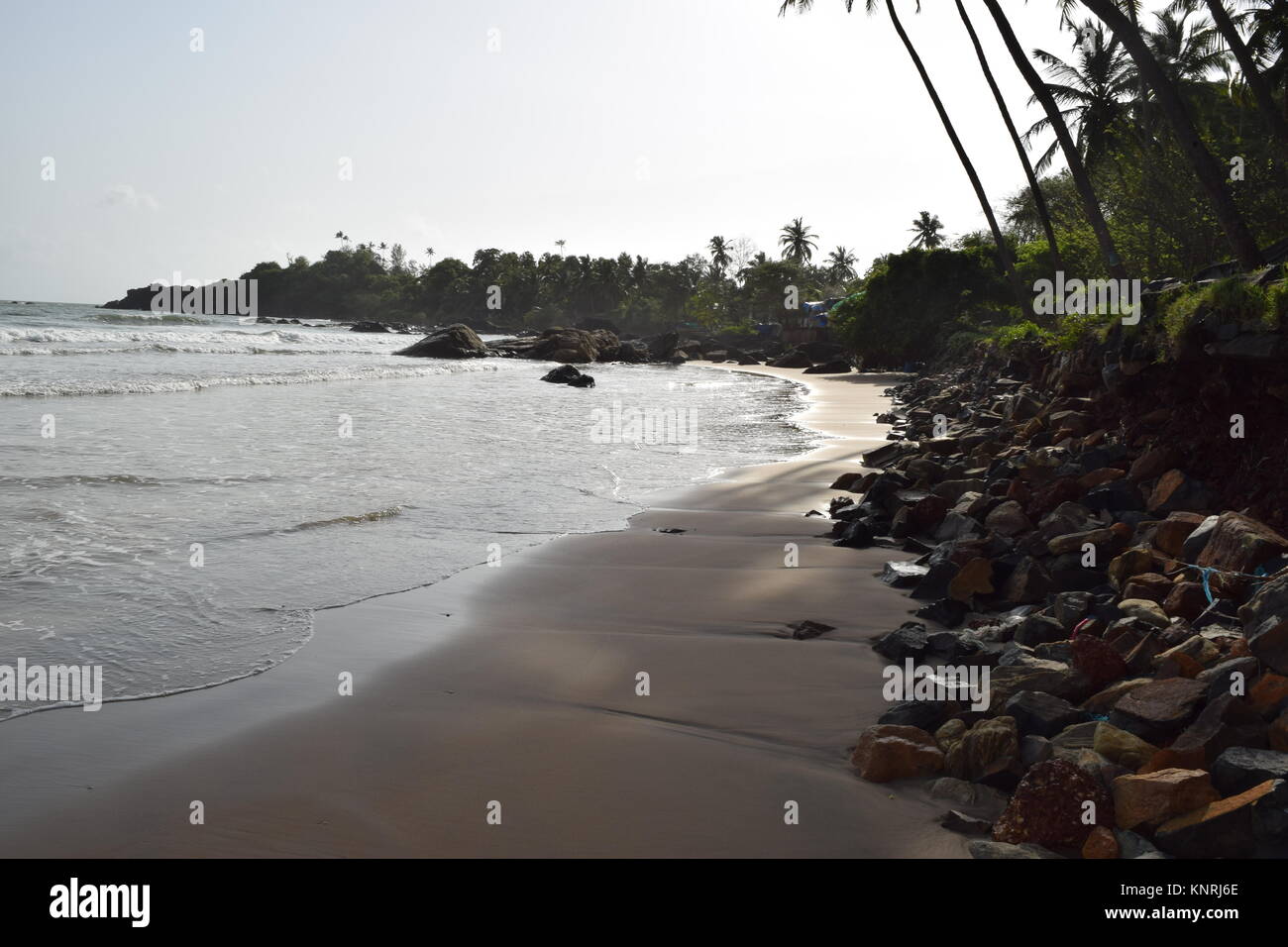 Spiaggia di sabbia di immagini su un giorno nuvoloso. Raffreddare la spiaggia con nessun popolo. Bellissima spiaggia sfondo per sito web o desktop. Mare / oceano / spiaggia vista. Foto Stock