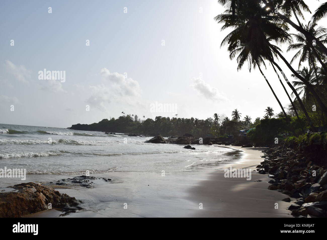 Spiaggia di sabbia di immagini su un giorno nuvoloso. Raffreddare la spiaggia con nessun popolo. Bellissima spiaggia sfondo per sito web o desktop. Mare / oceano / spiaggia vista. Foto Stock