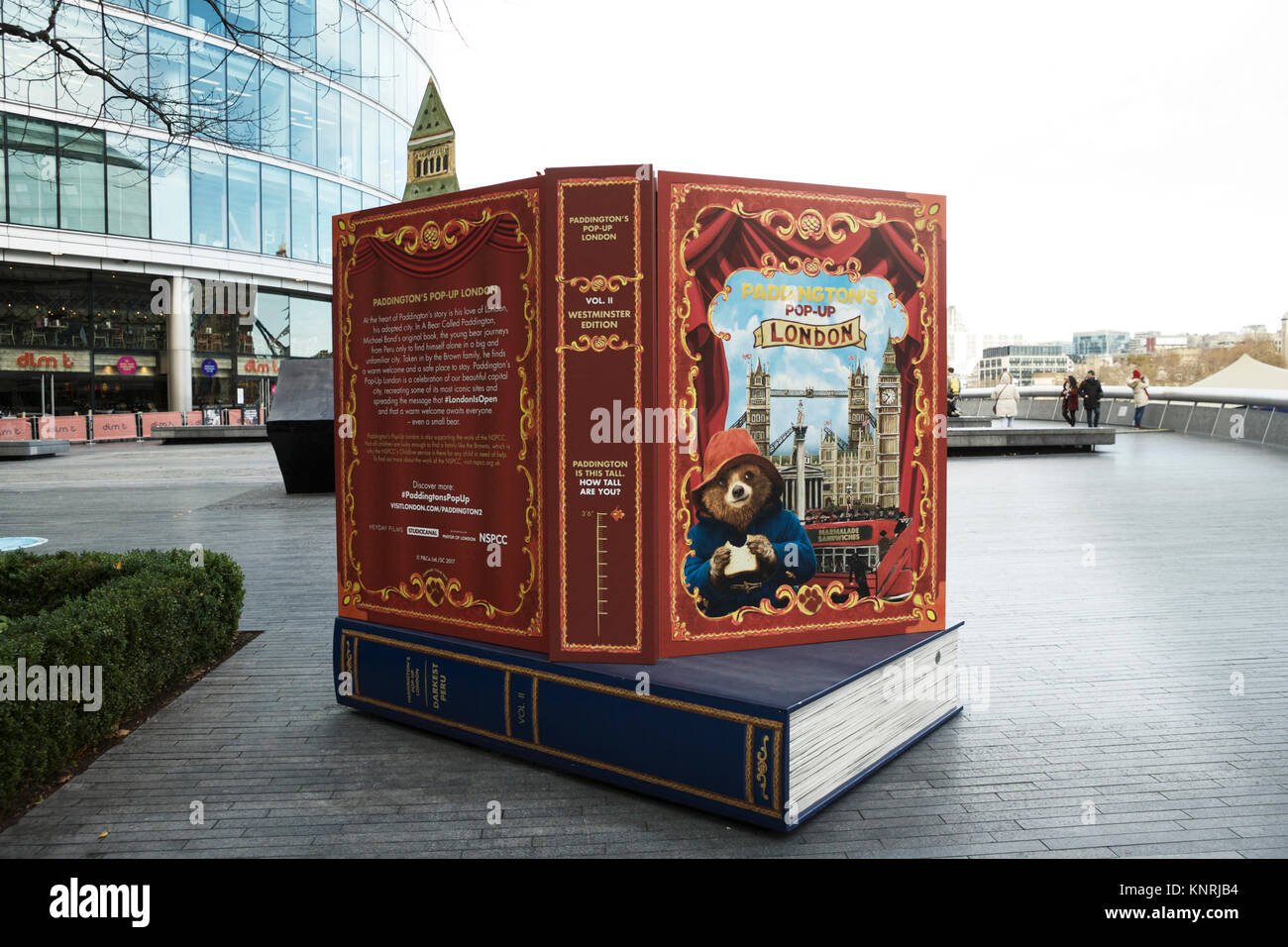 Paddington di Londra a comparsa, prenota impianti con Michael Bond Paddington Bear. Londra, Regno Unito. Foto Stock