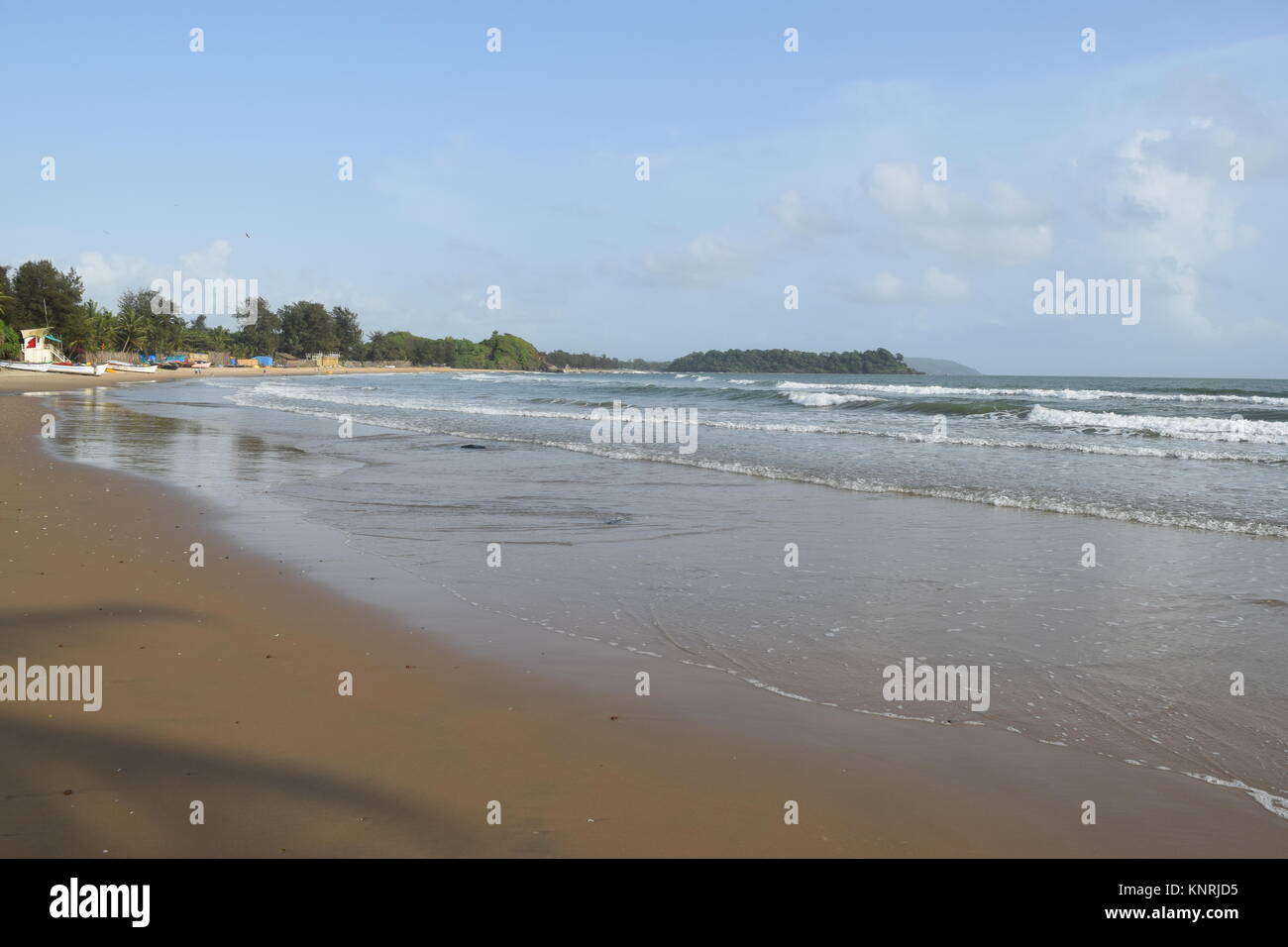 Spiaggia di sabbia di immagini su un giorno nuvoloso. Raffreddare la spiaggia con nessun popolo. Bellissima spiaggia sfondo per sito web o desktop. Mare / oceano / spiaggia vista. Foto Stock