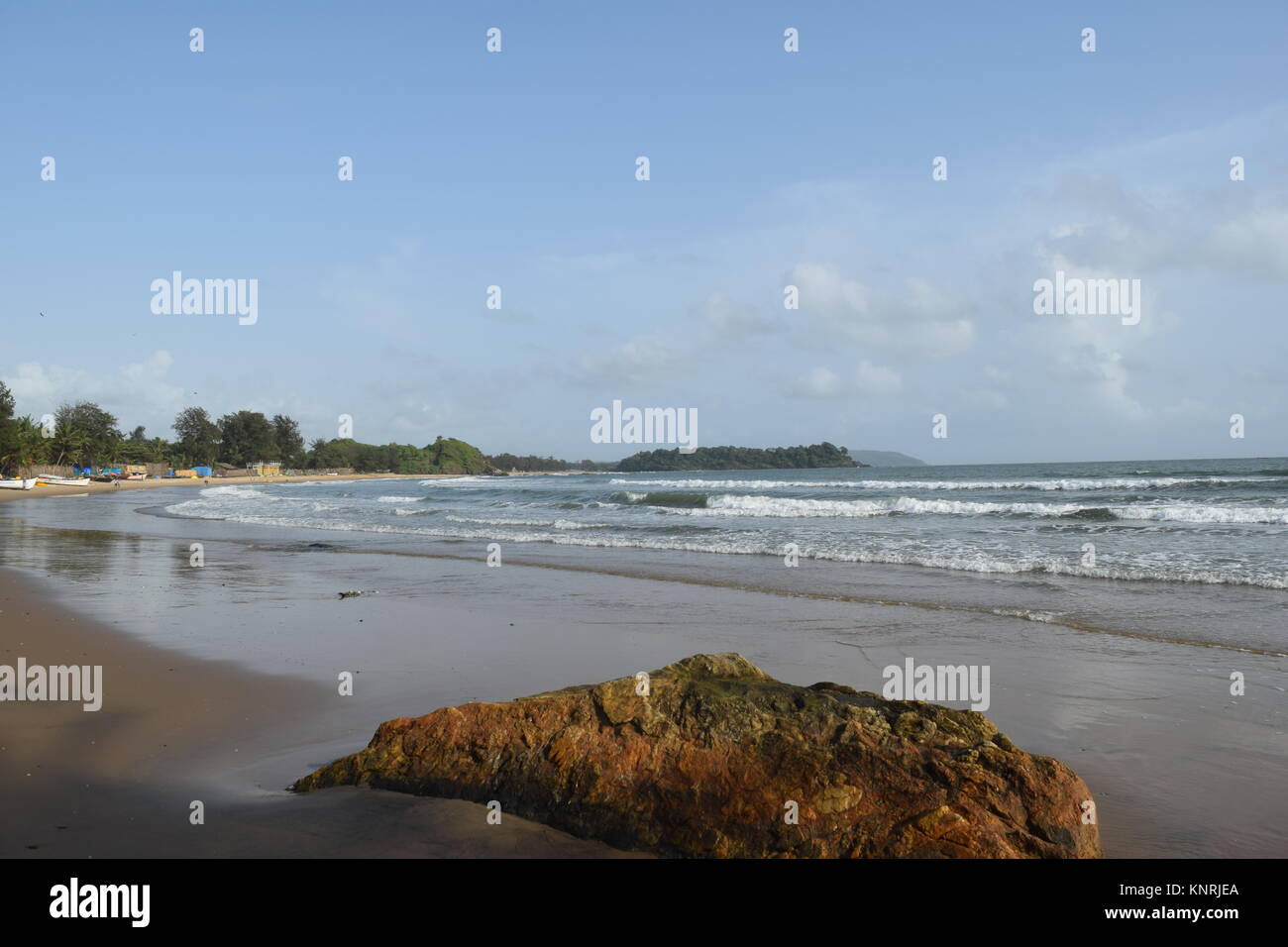 Spiaggia di sabbia di immagini su un giorno nuvoloso. Raffreddare la spiaggia con nessun popolo. Bellissima spiaggia sfondo per sito web o desktop. Mare / oceano / spiaggia vista. Foto Stock