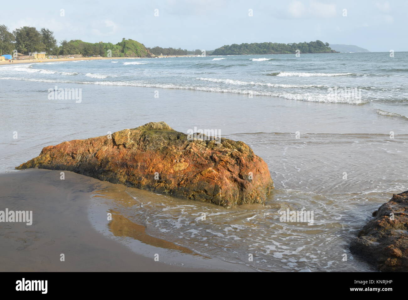 Spiaggia di sabbia di immagini su un giorno nuvoloso. Raffreddare la spiaggia con nessun popolo. Bellissima spiaggia sfondo per sito web o desktop. Mare / oceano / spiaggia vista. Foto Stock