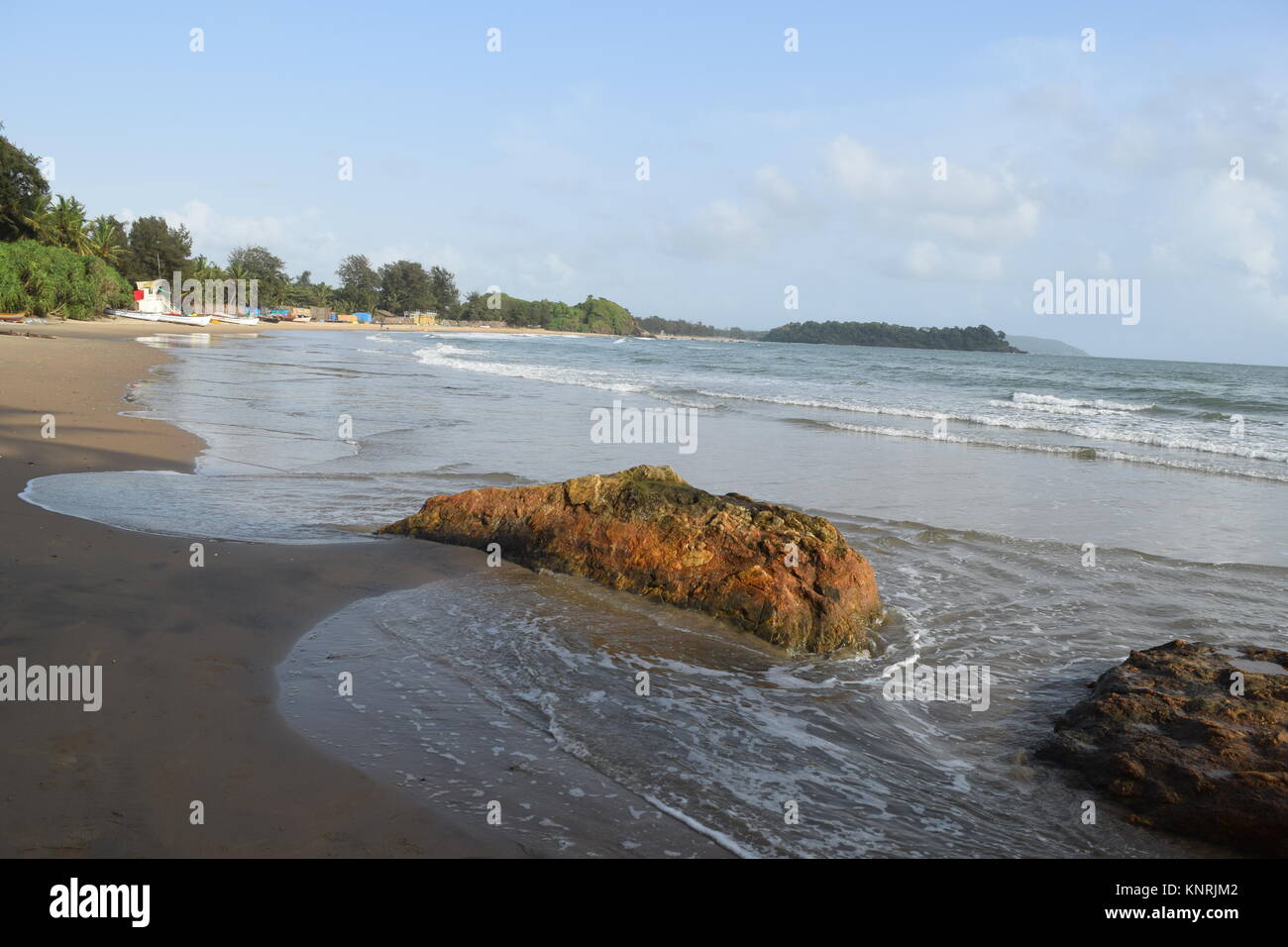 Spiaggia di sabbia di immagini su un giorno nuvoloso. Raffreddare la spiaggia con nessun popolo. Bellissima spiaggia sfondo per sito web o desktop. Mare / oceano / spiaggia vista. Foto Stock